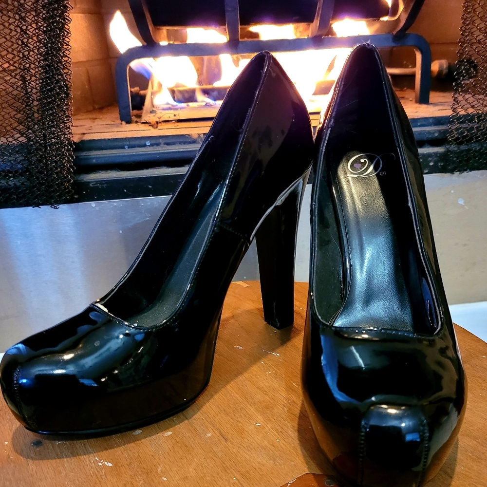 Black patent stilletto pumps with 5" heels sz 8.5 nwot